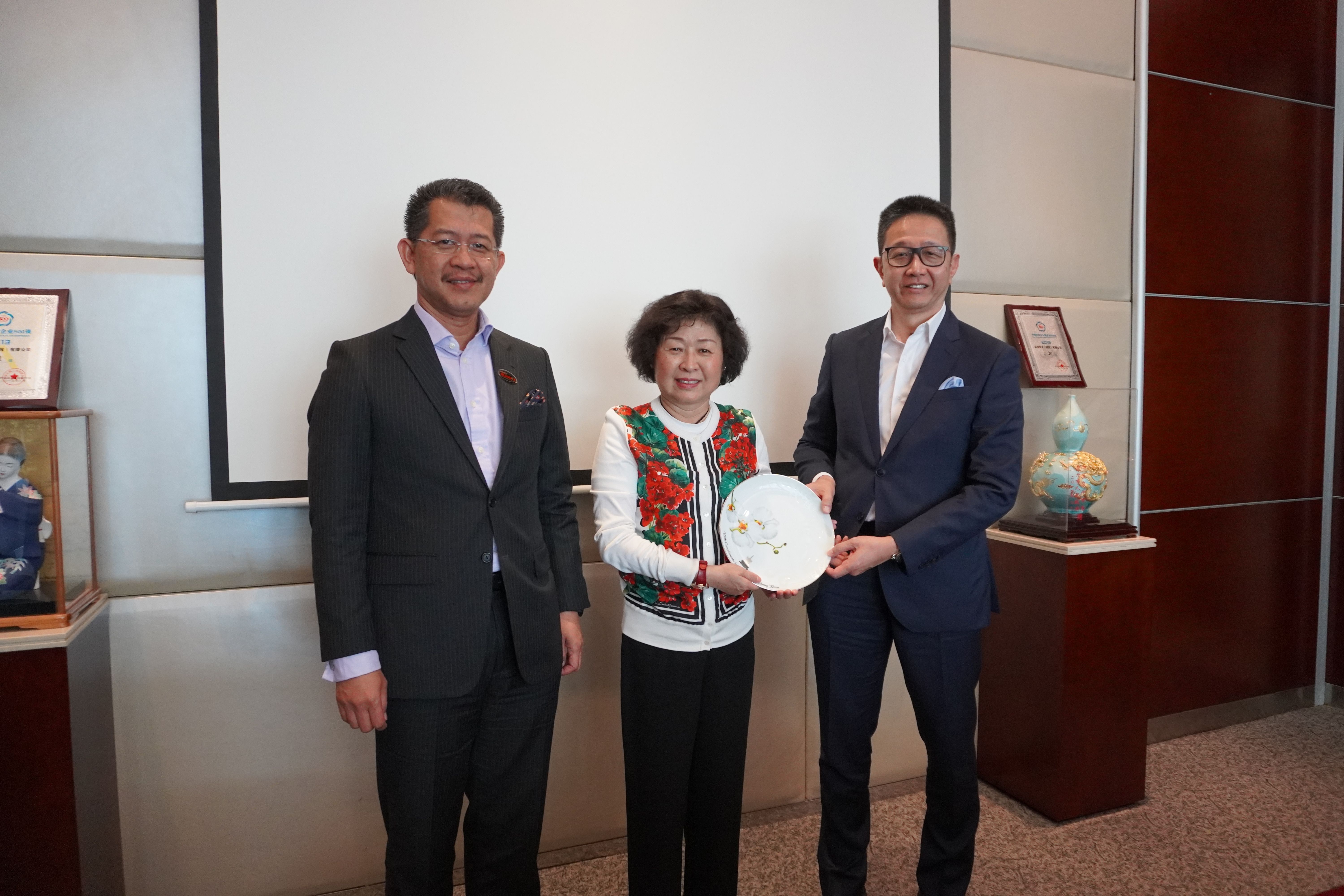 投资巨额雪州设造纸厂  邓章钦拜访中国玖龙纸业