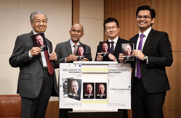 PM lancar buku "Dr M: apa habaq orang muda?" edisi Jepun