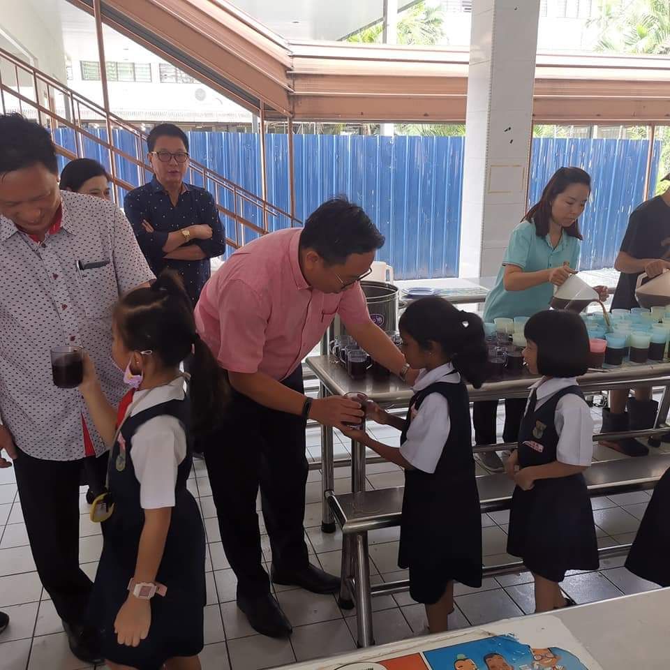 让班A华小师生消暑祛热  梁德志派凉茶送暖