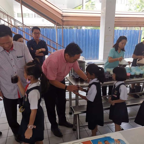 让班A华小师生消暑祛热 梁德志派凉茶送暖