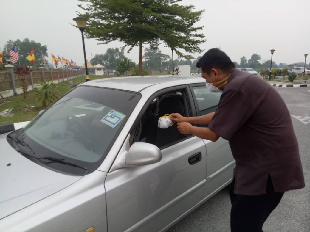 YIDE edar 1,000 penutup mulut, air mineral