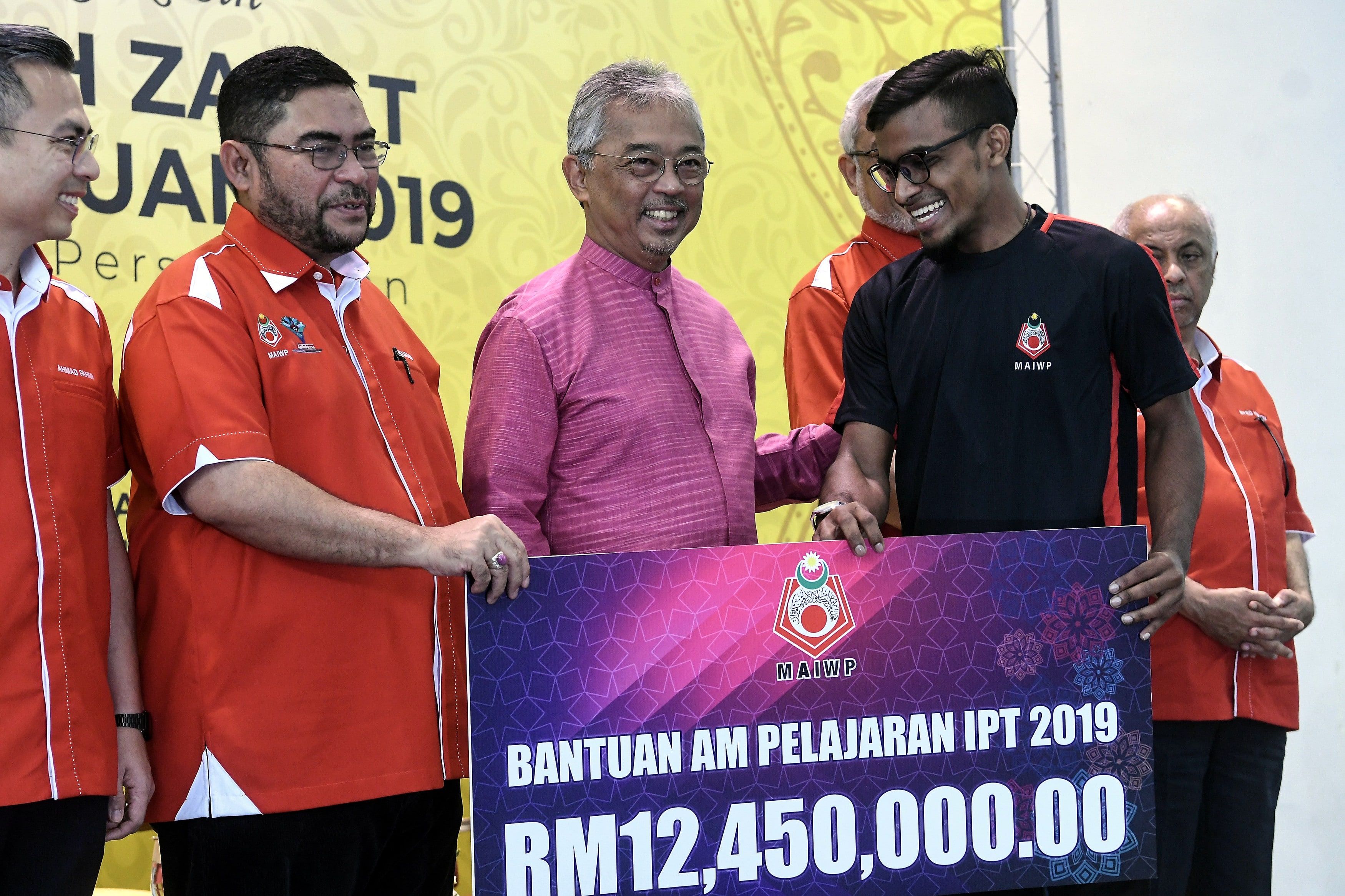 Agong berkenan kurnia sumbangan zakat kepada 500 keluarga asnaf