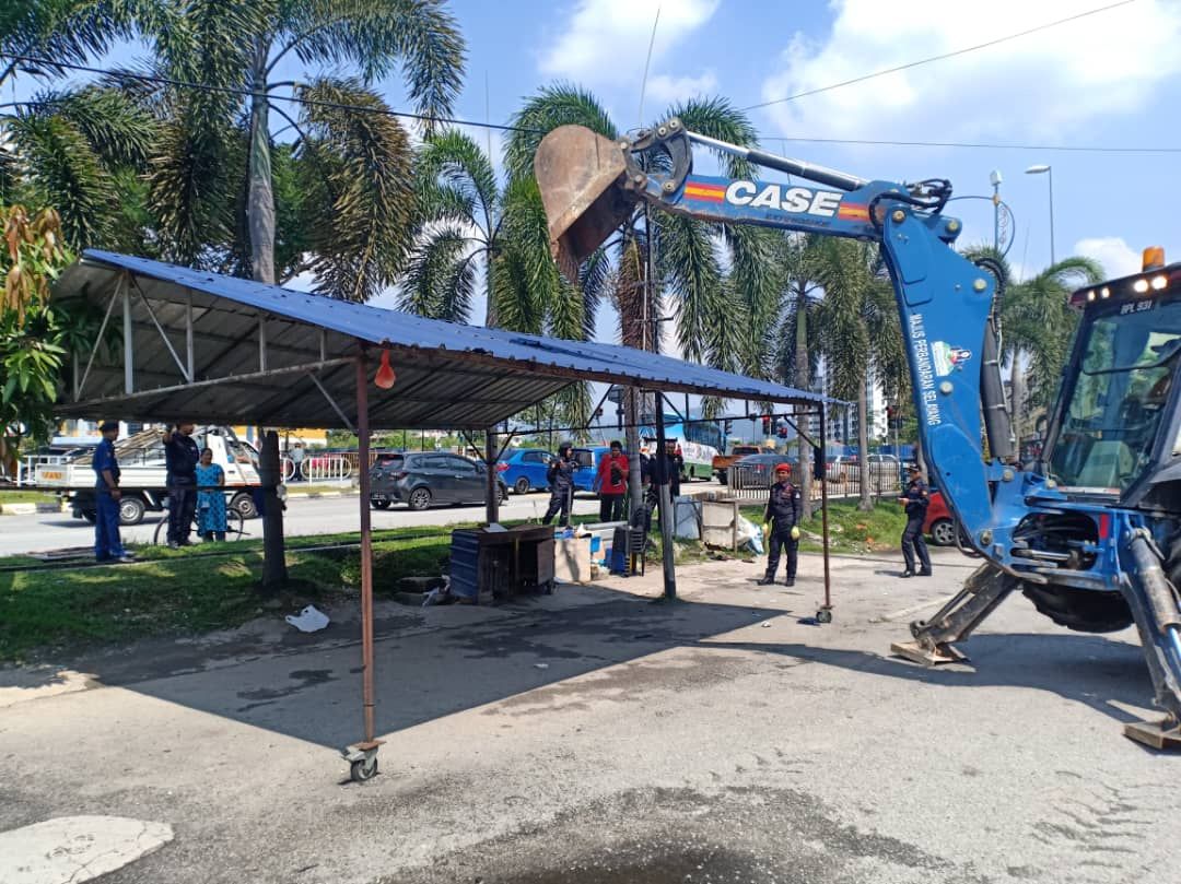 சட்டவிரோத 3 கார் கழுவும் கடைகளை எம்பிஎஸ் இடித்து தள்ளியது