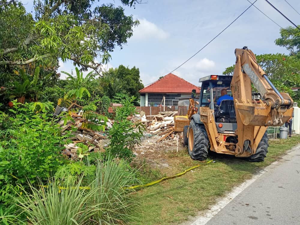 MPS, PDT Gombak bersih sisa robohan di tanah rezab jalan
