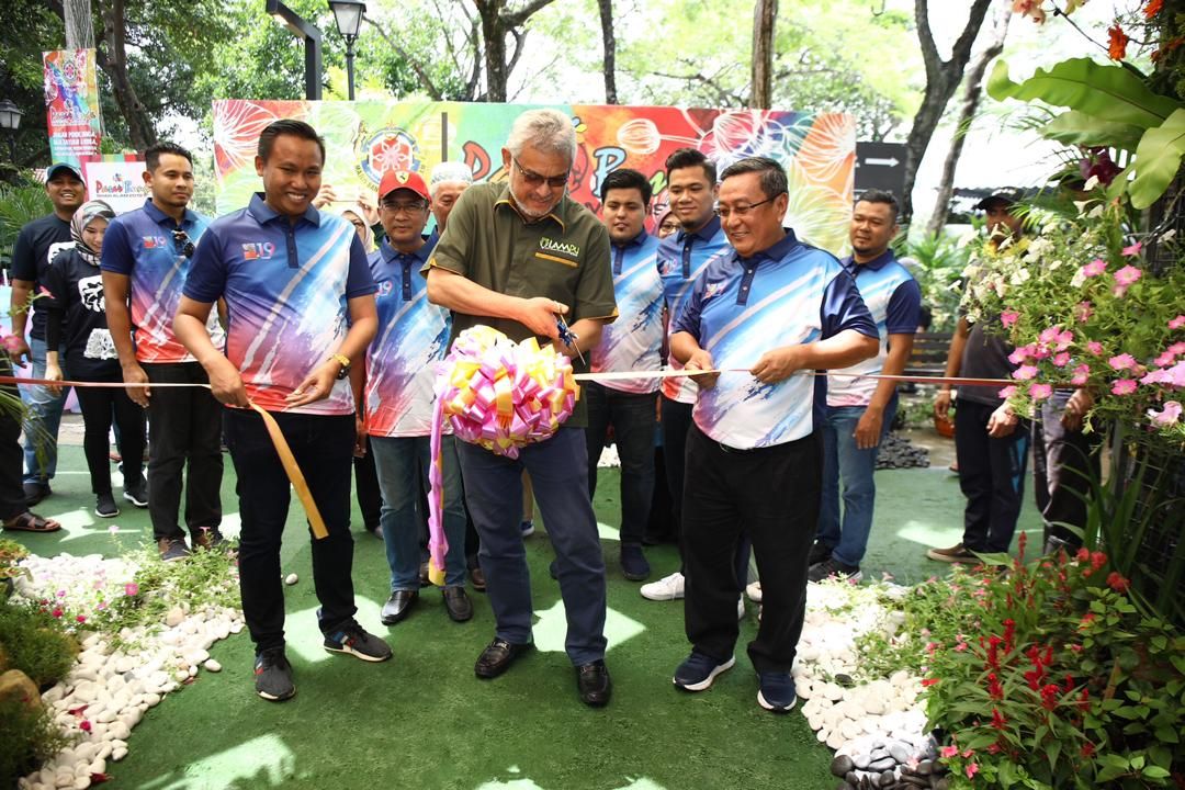 莎阿南市厅办花卉展  民众赏胡姬逛花市