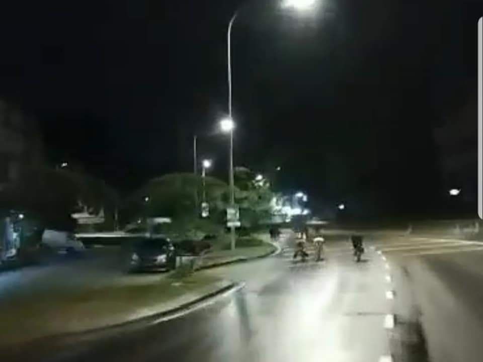 安邦现蚊子脚车党  少年虎口玩命飙车