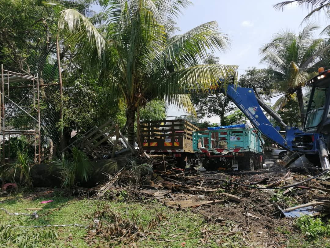 提升为足球场  士拉央市会拆违建物