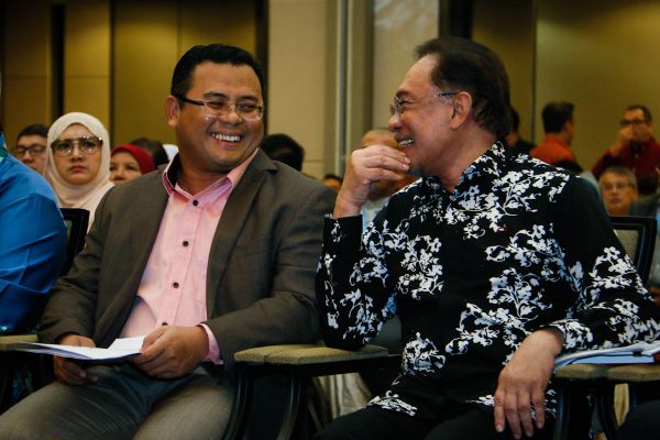 மக்களின் நம்பிக்கையை பெறுவதில் அரசாங்கம் சிரமத்தை எதிர்நோக்குகிறது