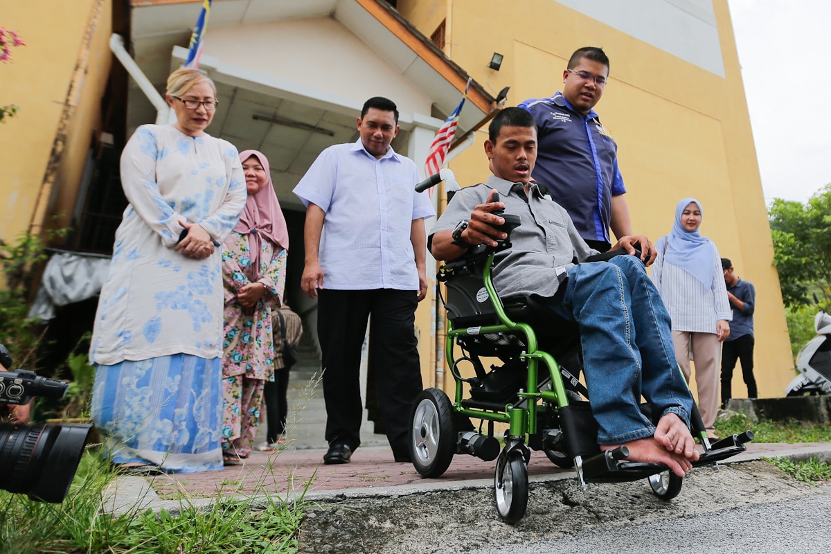 Penghidap ‘Hydrocephalus’ terharu terima kerusi roda bermotor