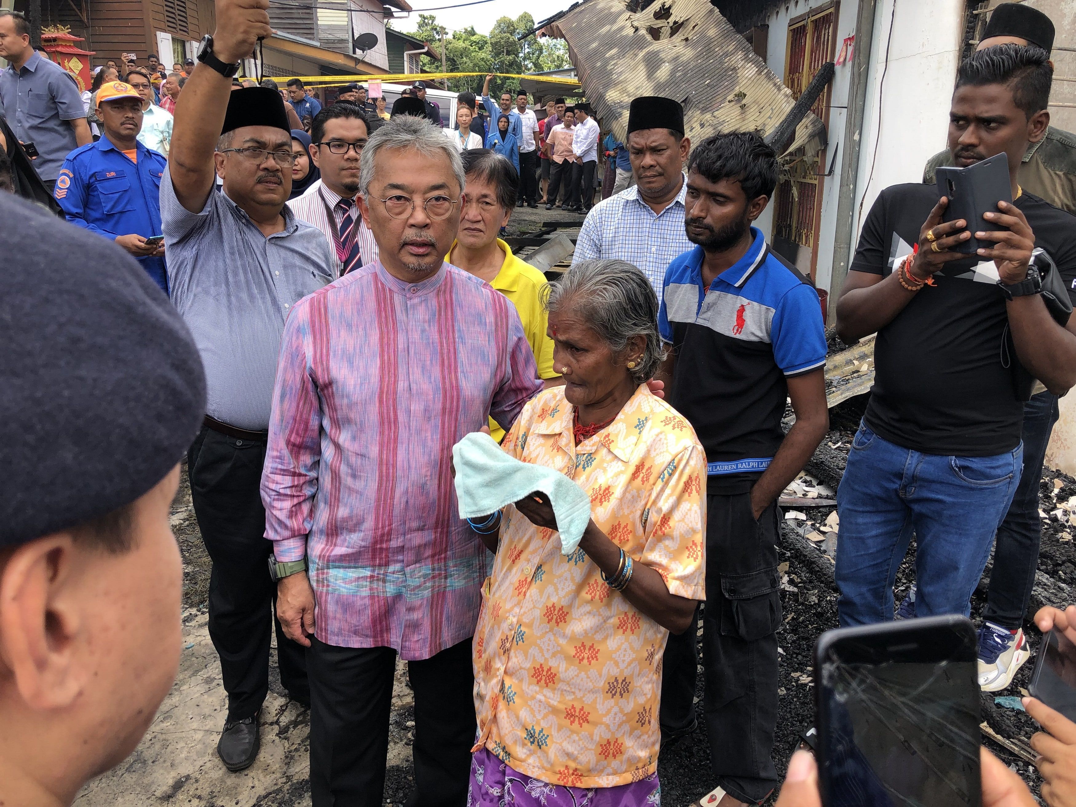Agong lawat mangsa kebakaran di Kampung Baru Cina Benta
