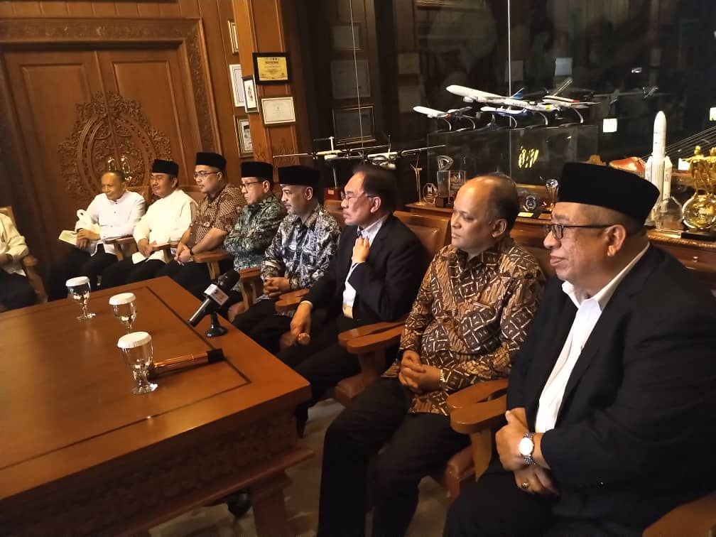 Anwar ziarah keluarga Allahyarham BJ Habibie