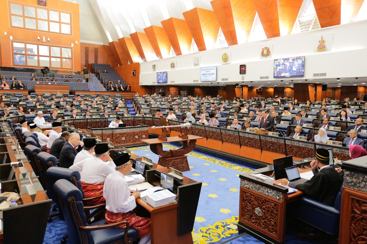 Penghadang lut sinar dipasang, pisahkan ahli parlimen di Dewan Rakyat