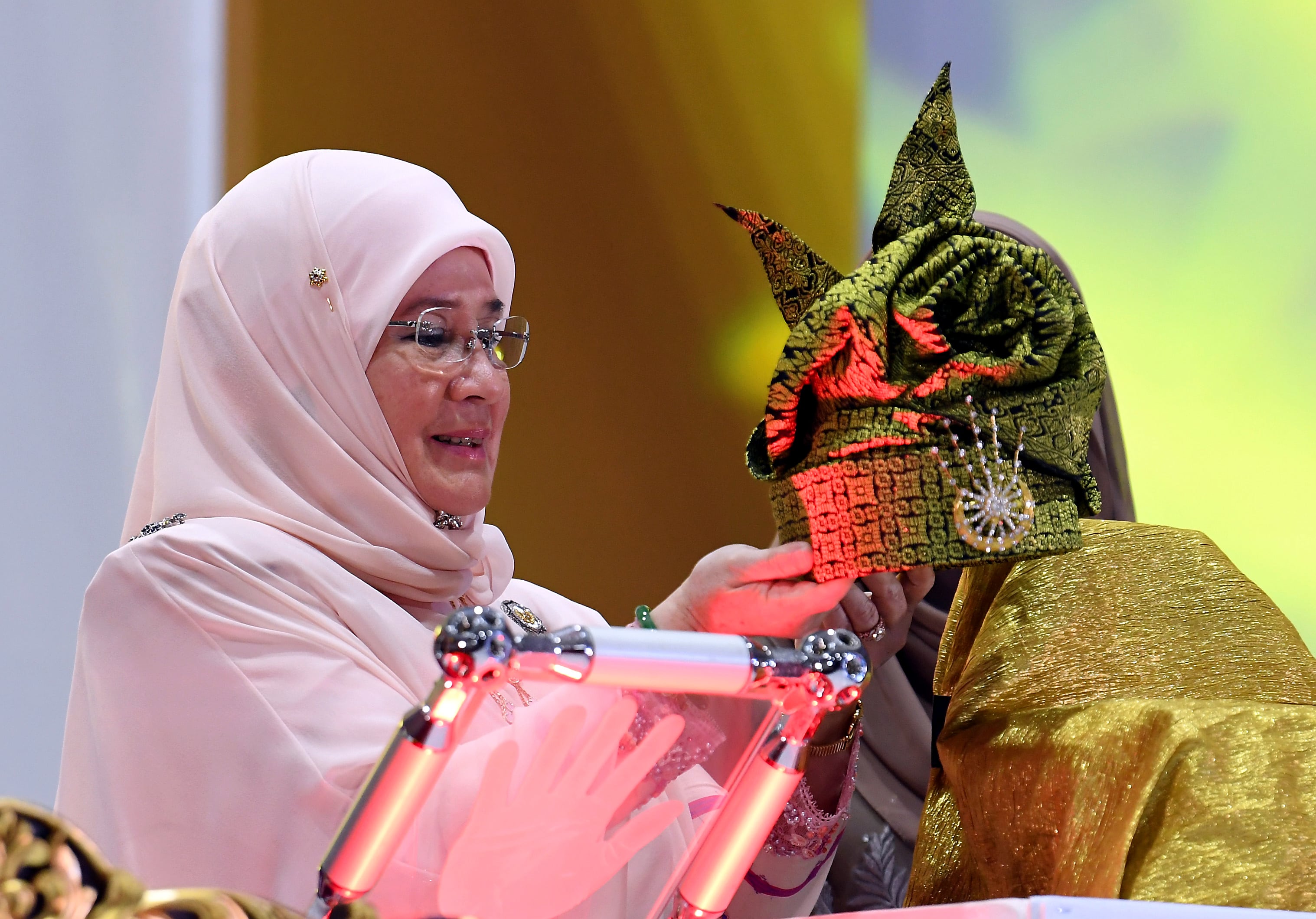 Tunku Azizah terima anugerah dari Majlis Kraf Dunia