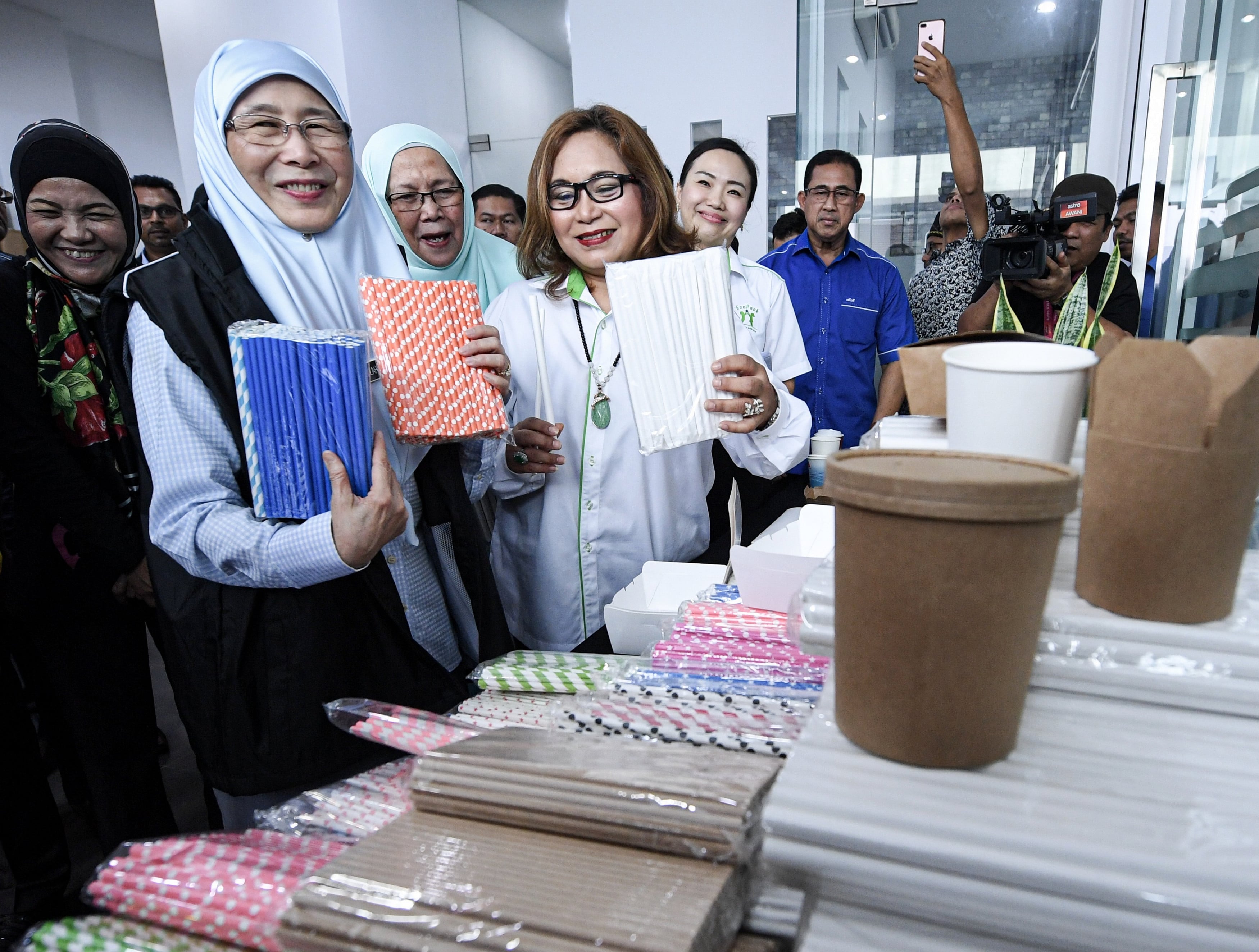 Caj plastik diperluas ke semua premis mulai 2022