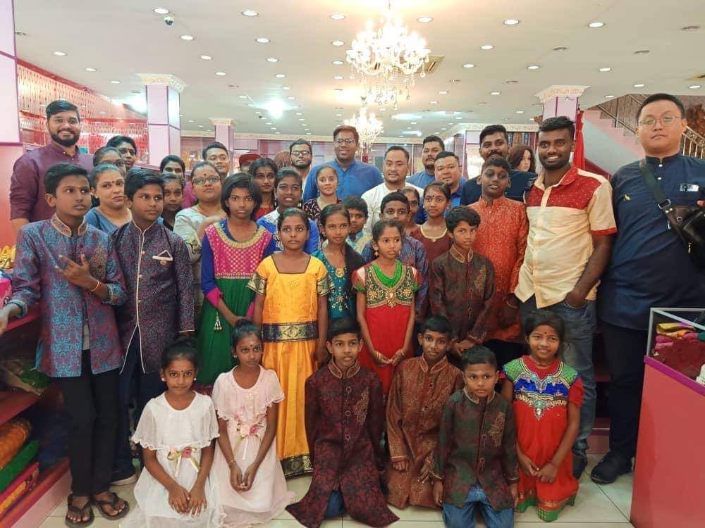 40 kanak-kanak terima sumbangan baju Deepavali
