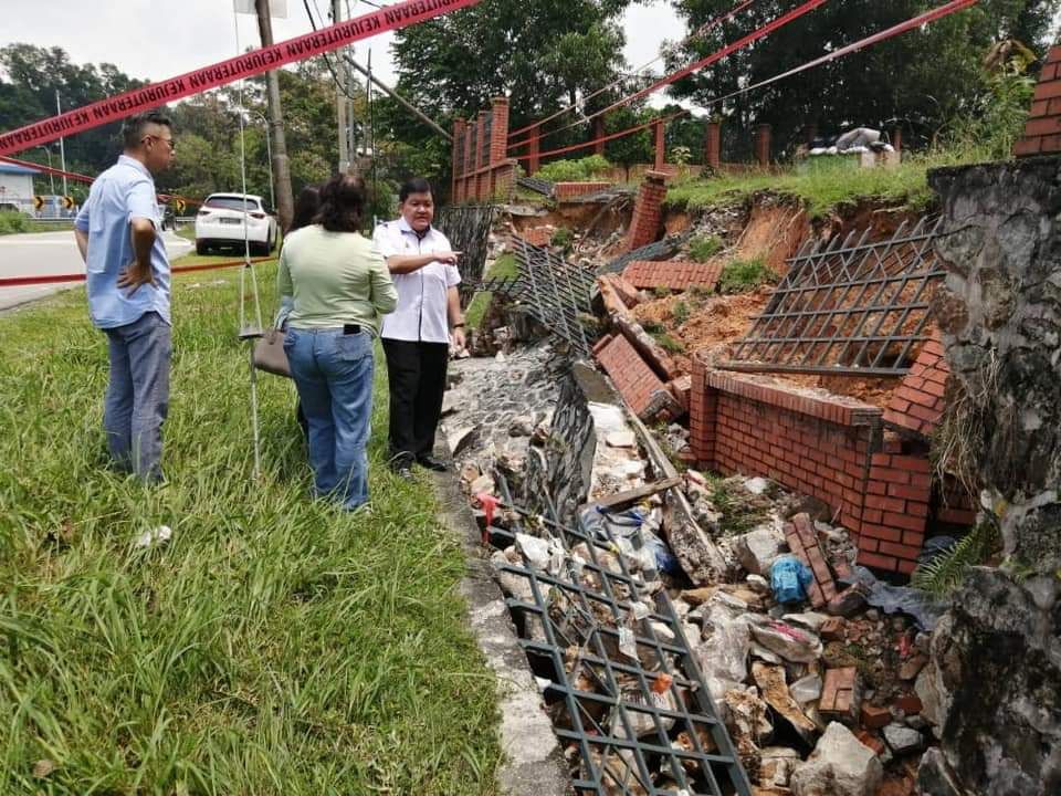暴风雨致土崩围墙塌  加影市会紧急拨款抢修