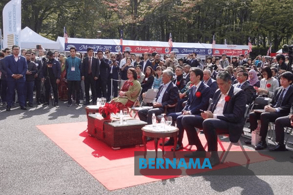 Agong berkenan rasmi Pesta Malaysia di Tokyo