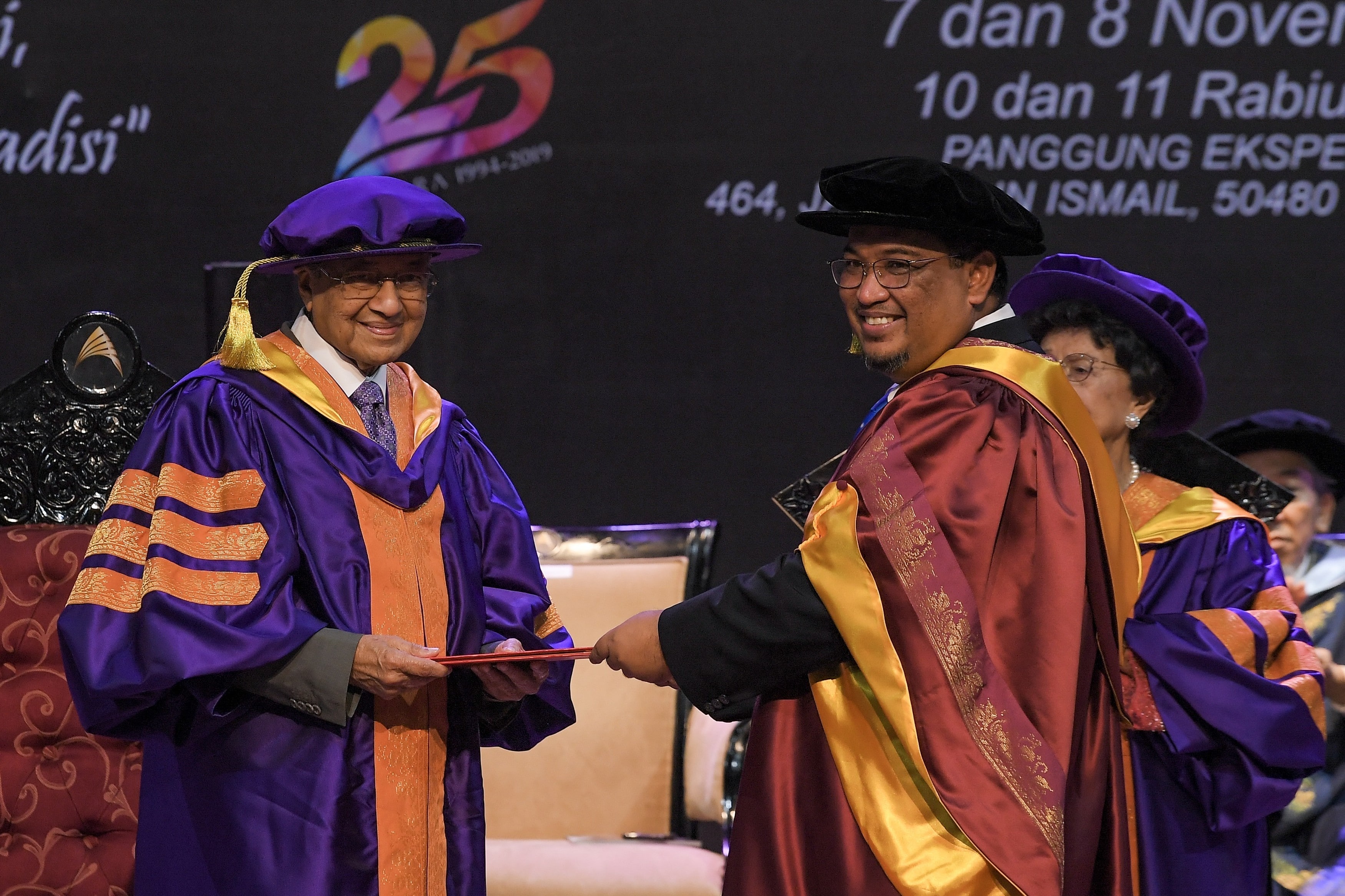 PM, isteri terima Ijazah Kehormat Kedoktoran Seni Kreatif