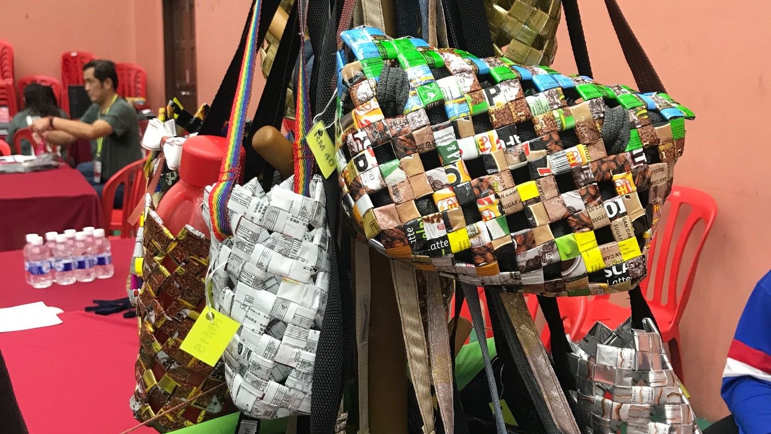 Pelajar OKU hasil beg kitar semula guna bungkusan '3 in 1'