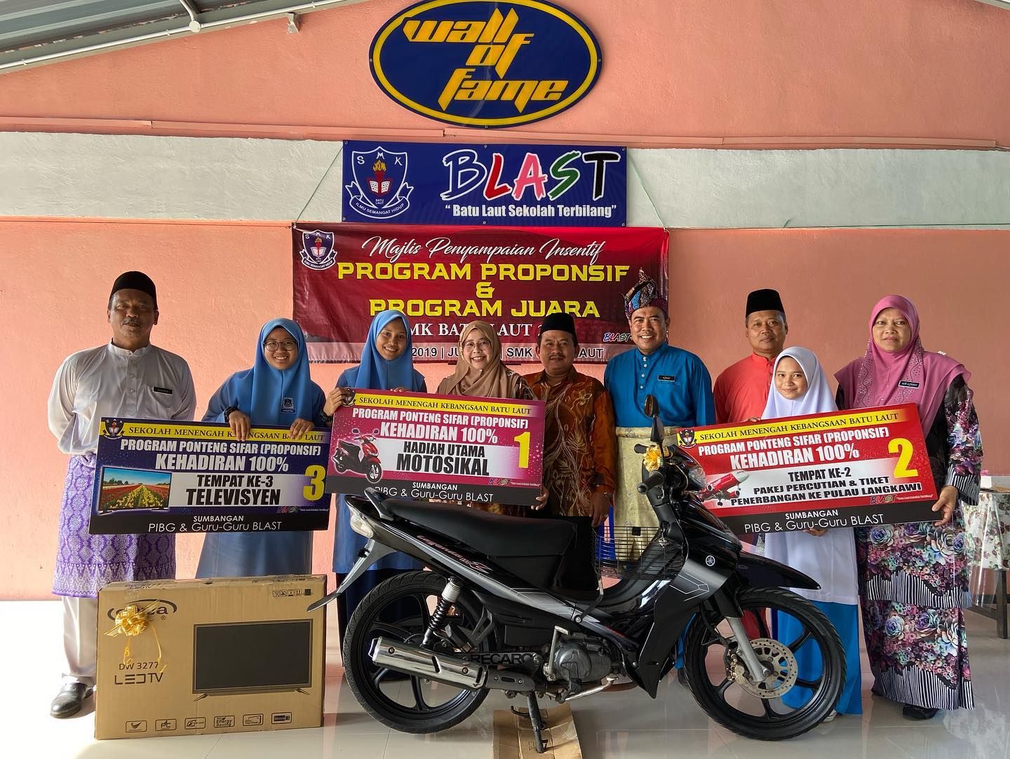 Motosikal hadiah istimewa buat pelajar rajin ke sekolah