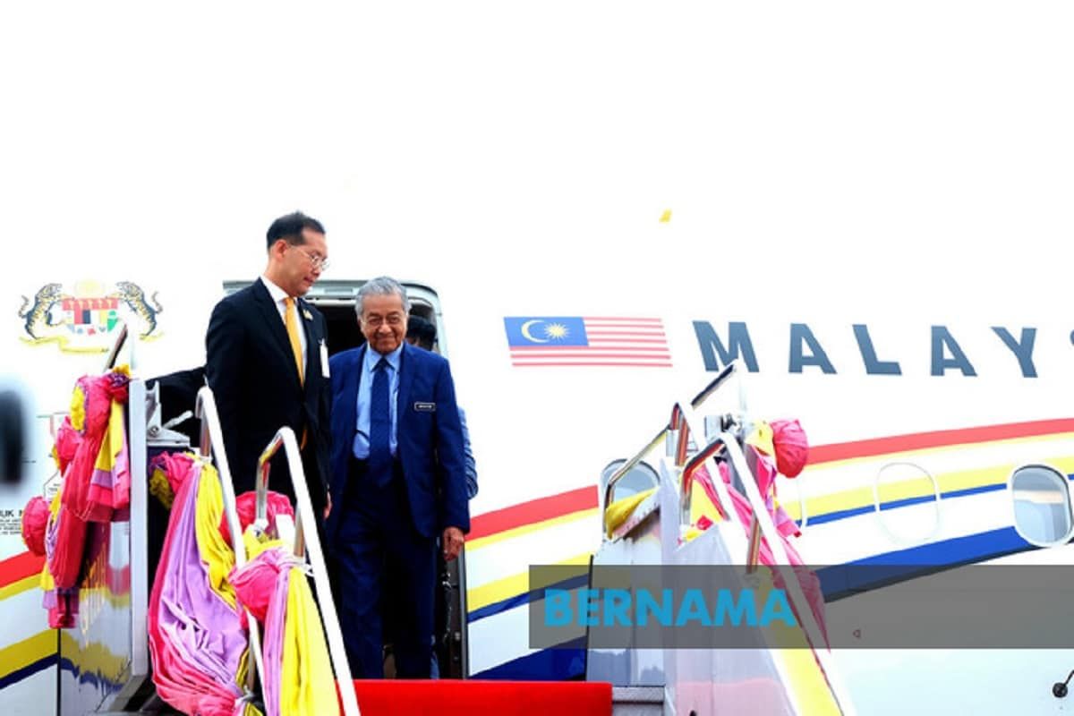 Dr Mahathir, isteri tiba di Bangkok