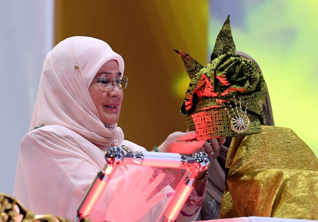 Tunku Azizah receives Craft Icon of the Year Award in India