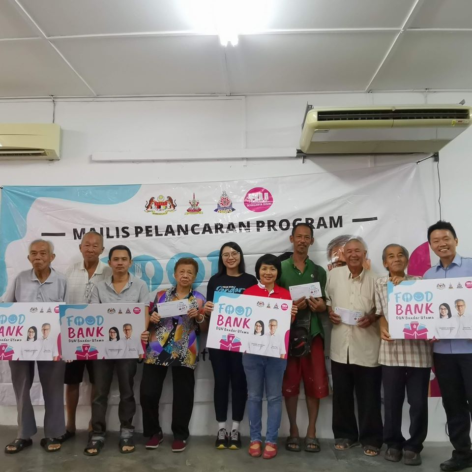 嘉玛丽亚选区发放月券  让受惠户采购所需食品 