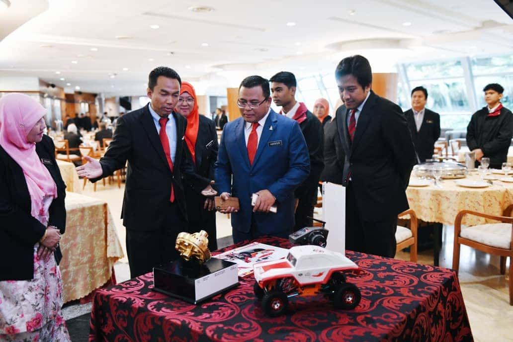 MB rai SMKA Kuala Selangor rangkul emas di Jerman