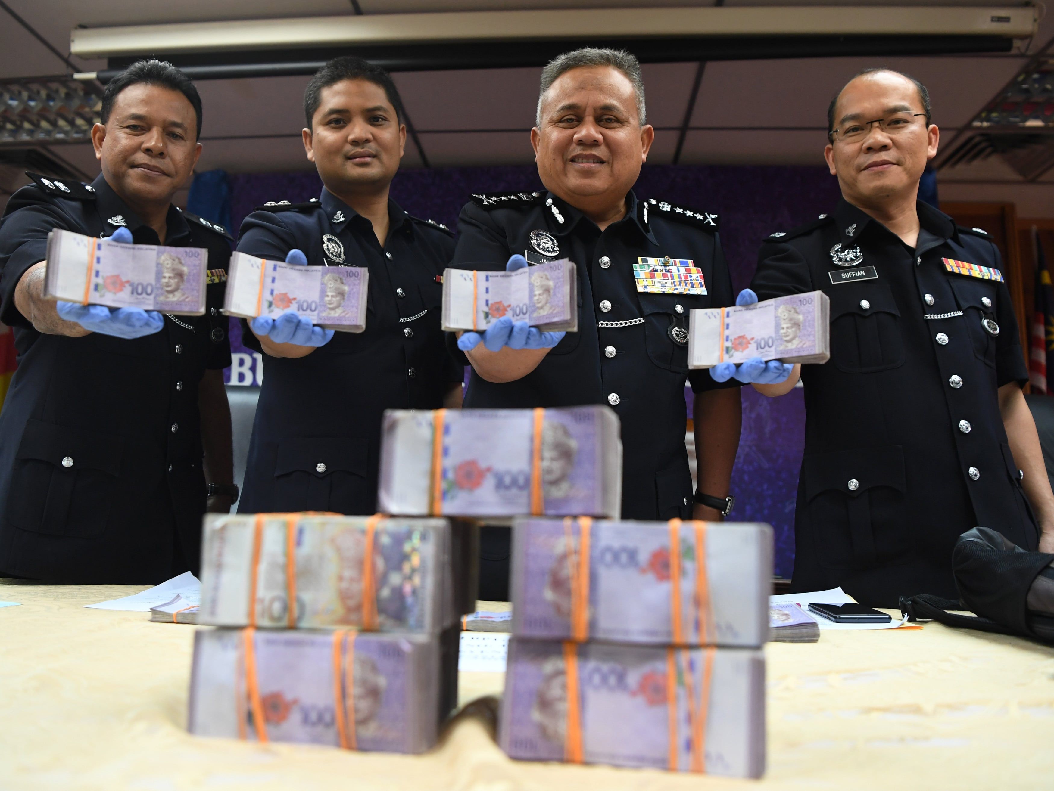 Empat pengawal keselamatan tidak sempat joli RM600,000