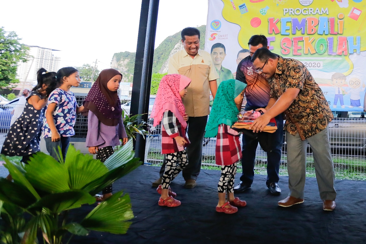 Lebih 1,500 pelajar DUN Sungai Tua terima bantuan sekolah