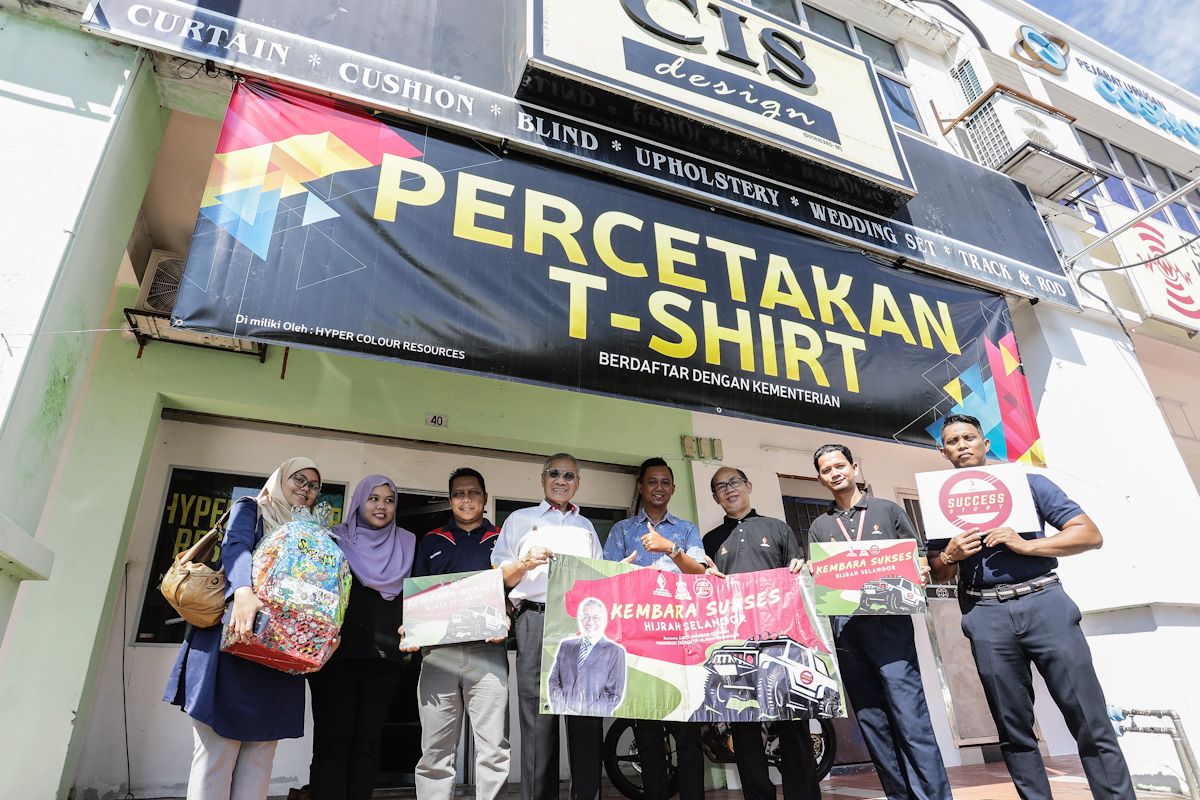 சட்டை அச்சடிக்கும் தொழில்முனைவருக்கு உதவிக்கரம் நீட்டிய ஹிஜ்ரா!