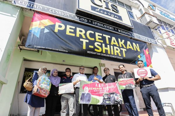 சட்டை அச்சடிக்கும் தொழில்முனைவருக்கு உதவிக்கரம் நீட்டிய ஹிஜ்ரா!