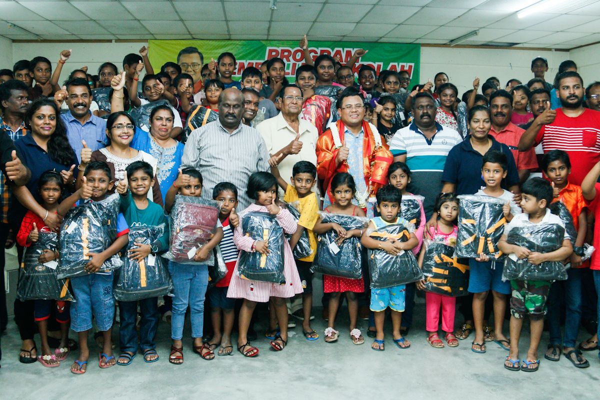 Gembira terima beg sekolah percuma dari MB