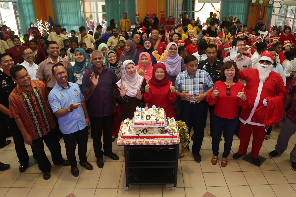 300 kanak-kanak ceria terima ‘angpau’ Krismas