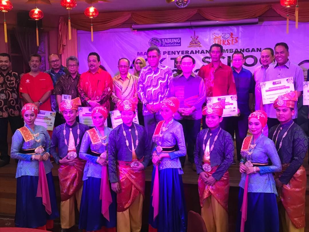 2,200 pelajar Selangor terima sumbangan beg sekolah, buka akaun SSPN