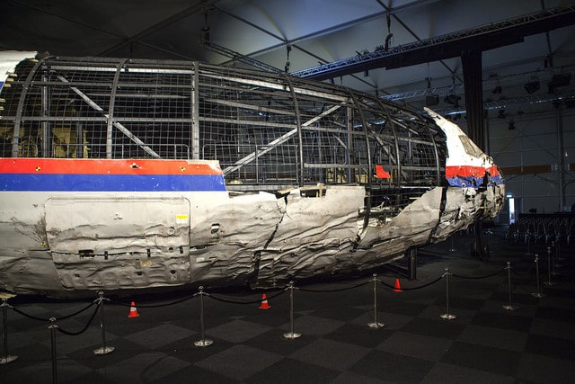 Bangkai pesawat MH17 tanpa sayap imbau tragedi menyayat hati