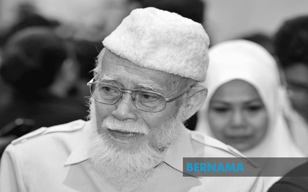DPM’s father, Wan Ismail, laid to rest in Ampang