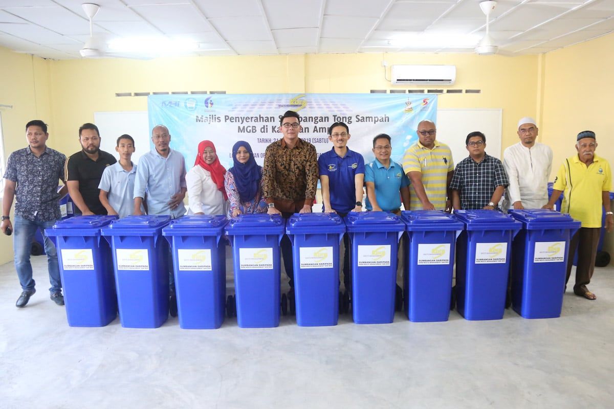 冀提升安邦住宅区卫生  达鲁益山送500垃圾桶