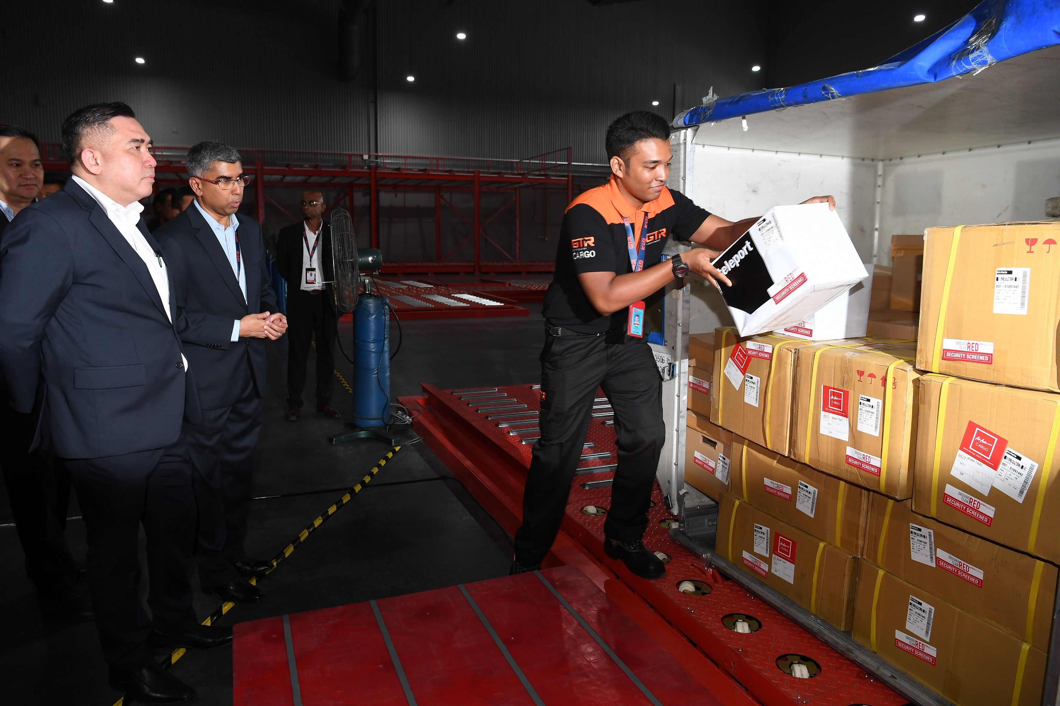 Kaji semula caj pengendalian bungkusan e-dagang