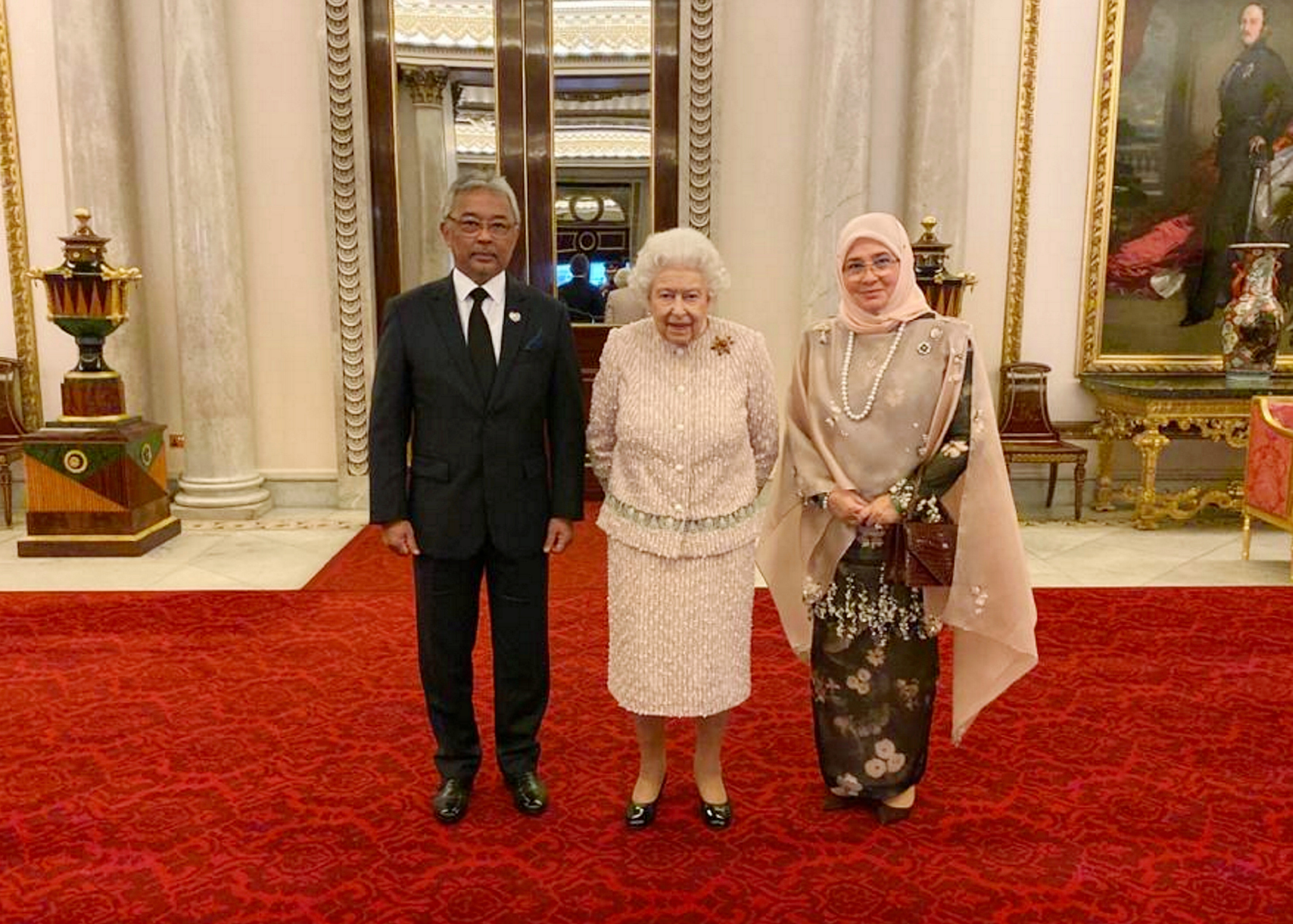 Agong hadir majlis santapan bersama Ratu Elizabeth II