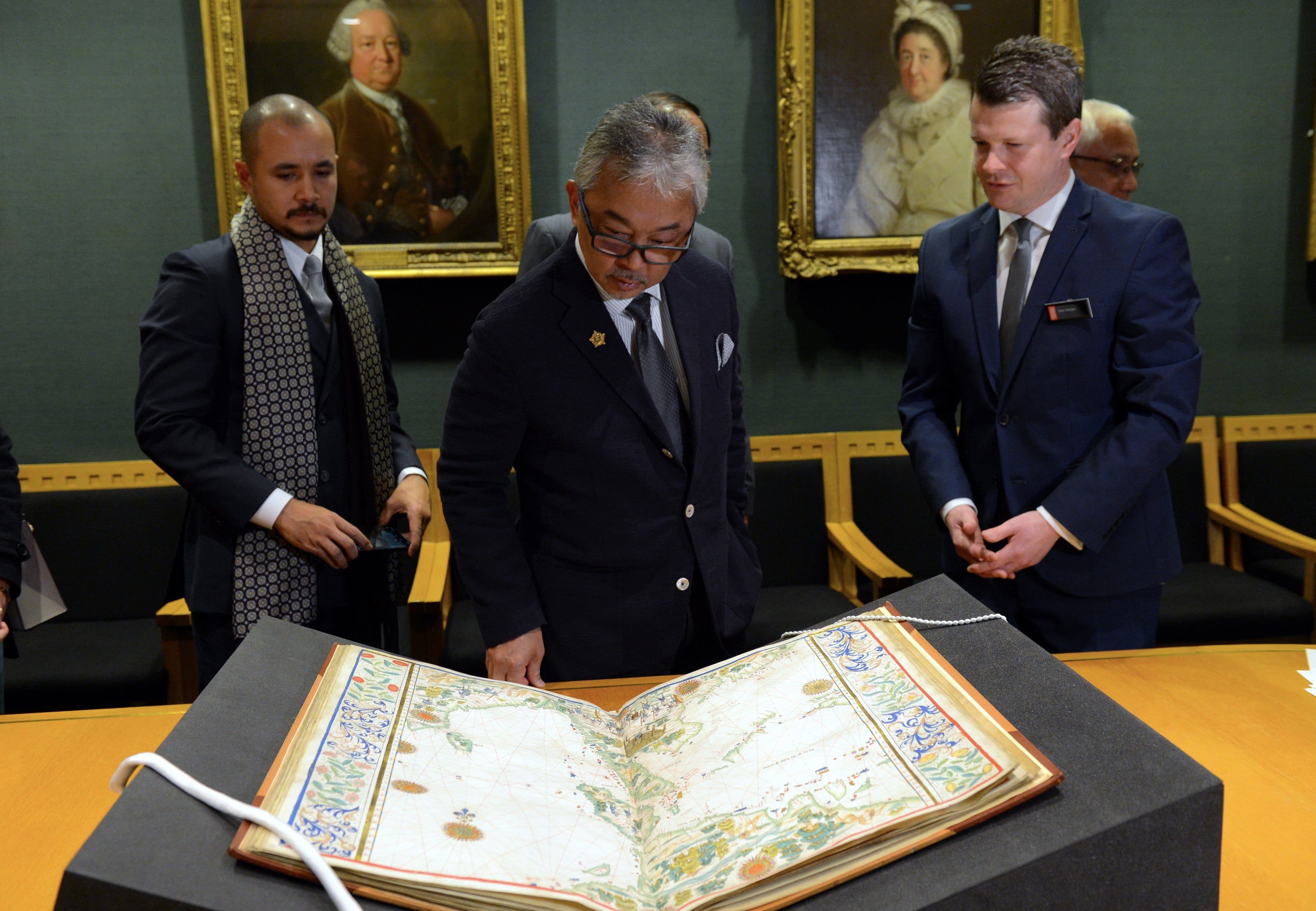 Agong lawat Perpustakaan British di UK