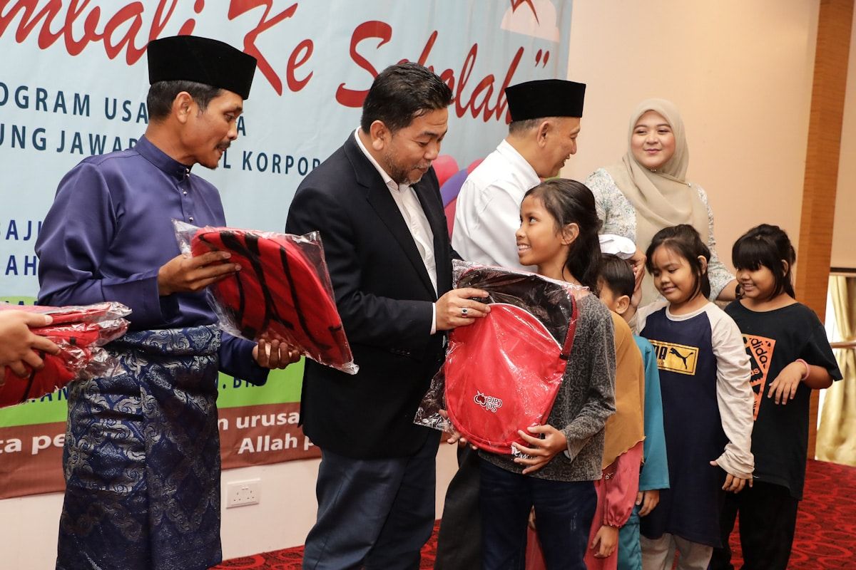 எஸ்யுகே சமுக நல கிளப்: 100 பள்ளிப் பைகளை வழங்கியது!