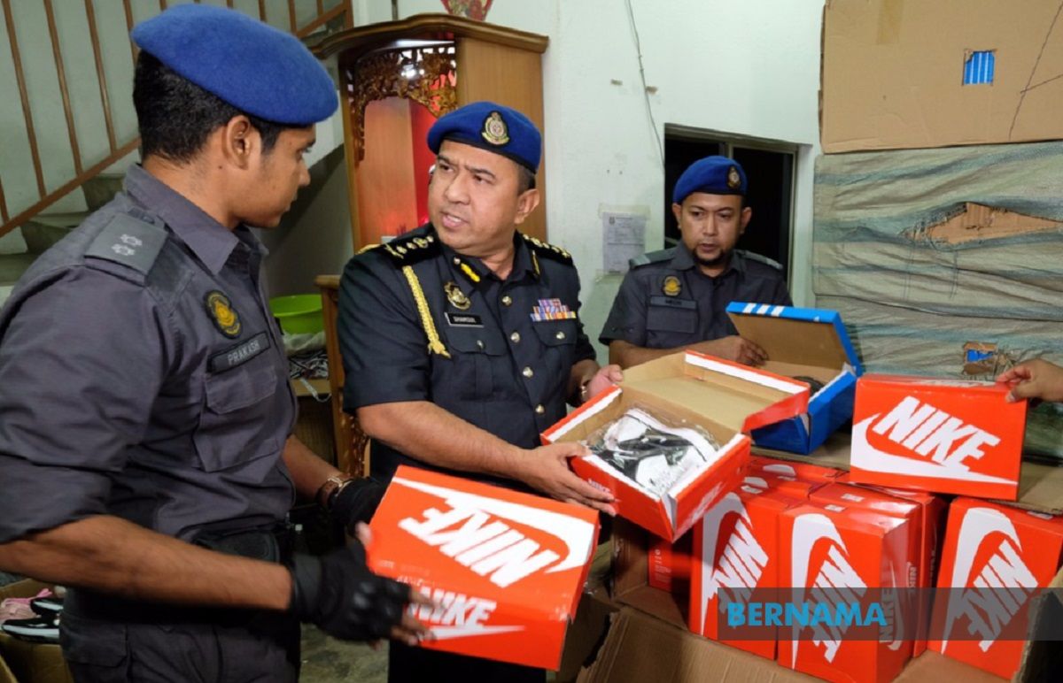 Kasut, selipar tiruan bernilai RM1.3 juta dirampas