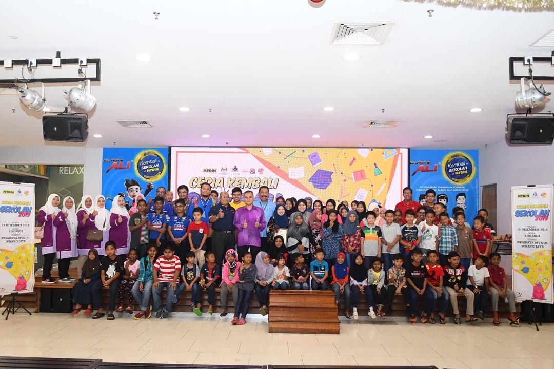 200 pelajar terima bantuan kelengkapan sekolah