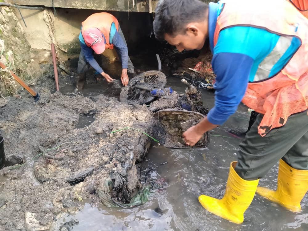 Bangkai motosikal ditemui dalam longkang utama