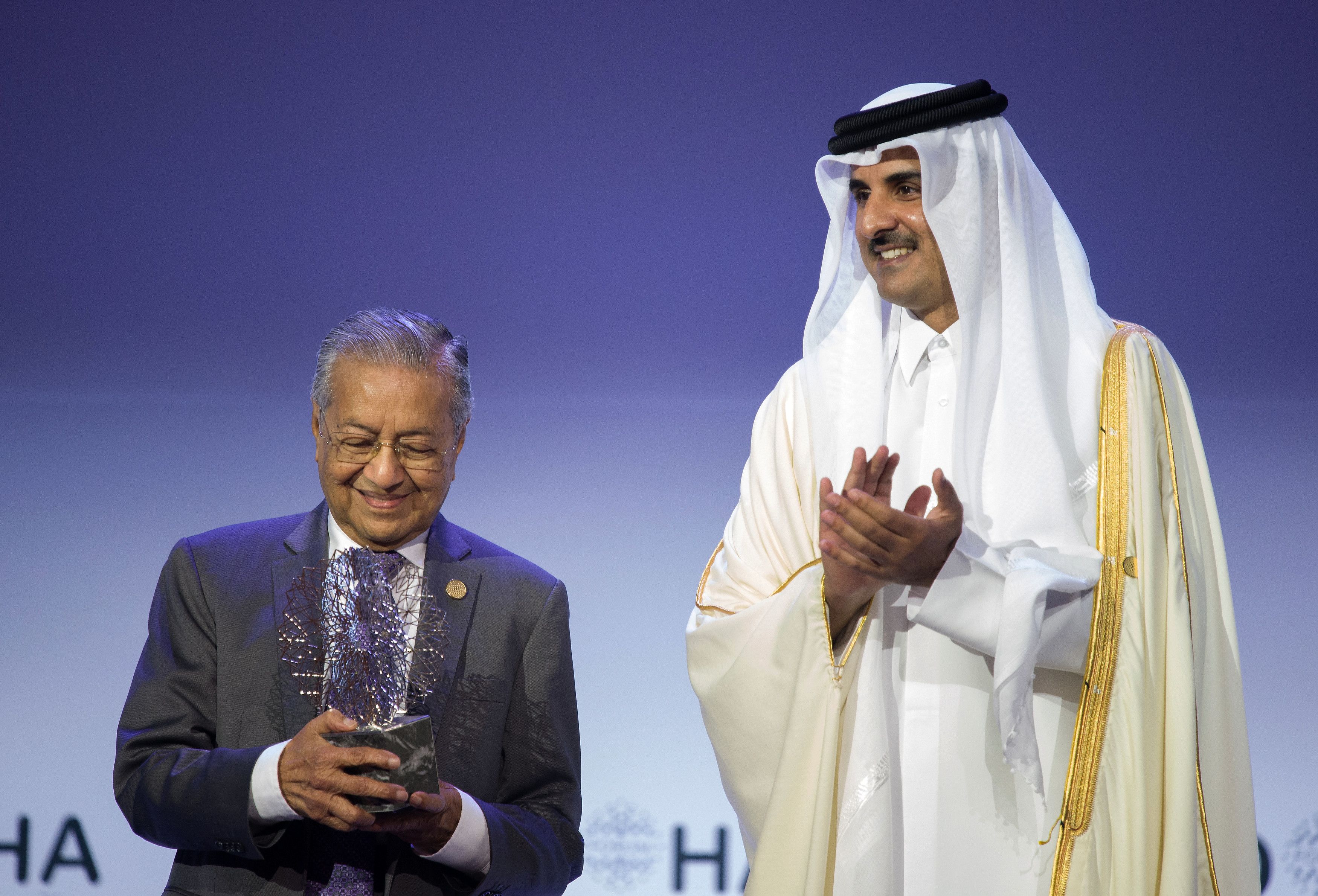 Dr Mahathir terima Anugerah Forum Doha