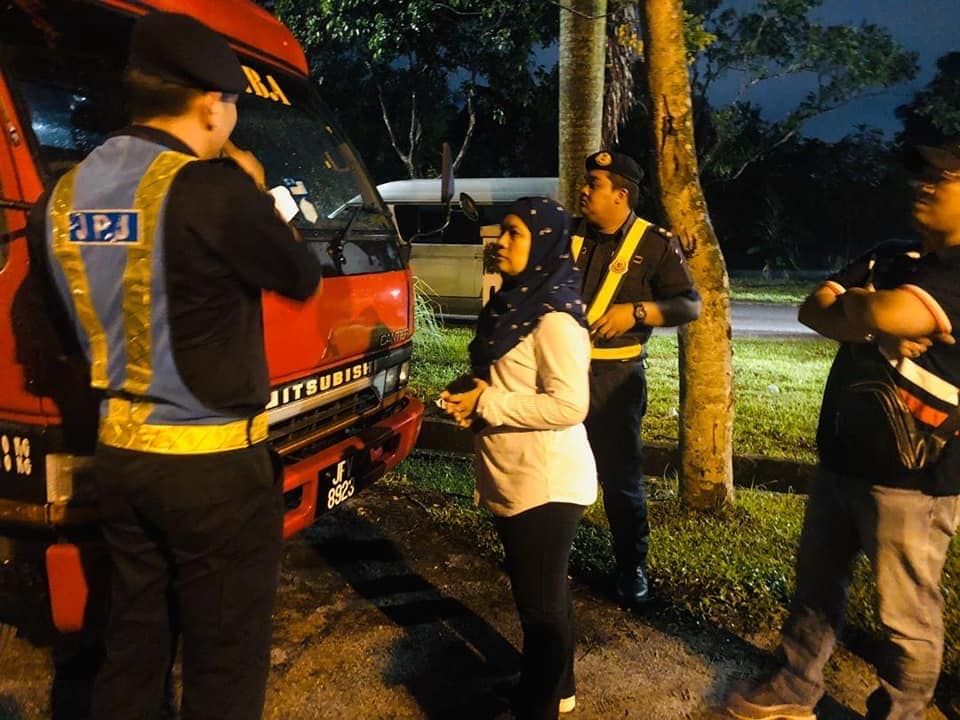 Padah parkir kenderaan berat di bahu jalan