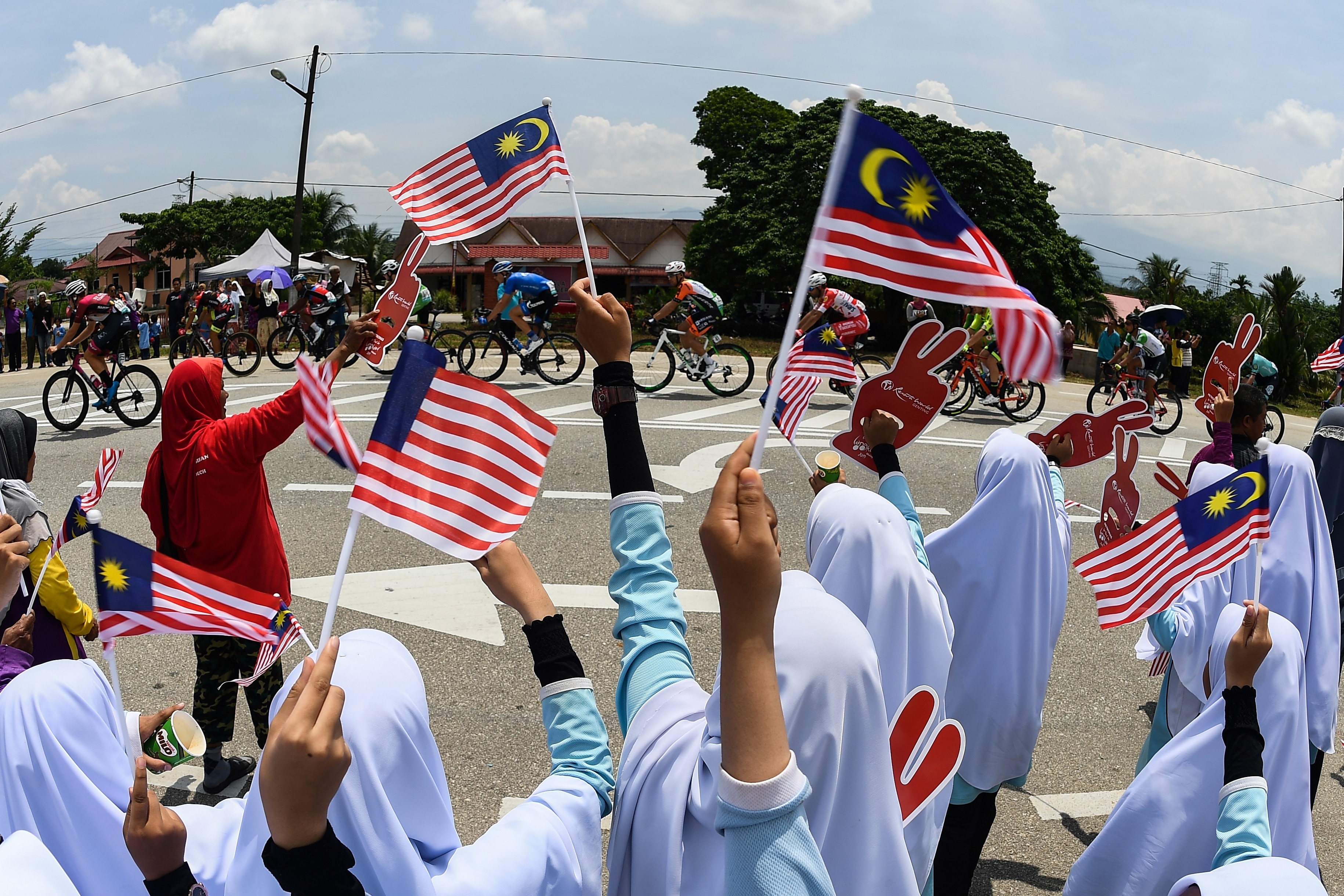MBM: Nyanyi Negaraku dalam Mandarin persenda simbol negara