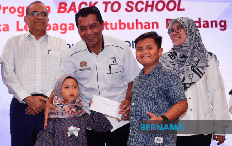 51 anak petugas LPP terima bantuan persekolahan