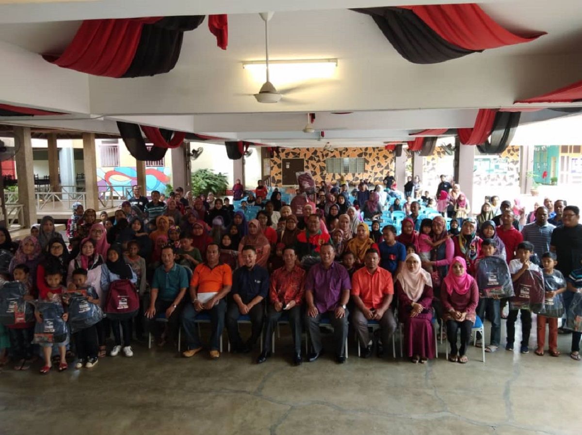 100 மாணவர்களுக்கு ‘மீண்டும் பள்ளிக்குச் செல்வோம்’ உதவிப் பொருட்கள்!